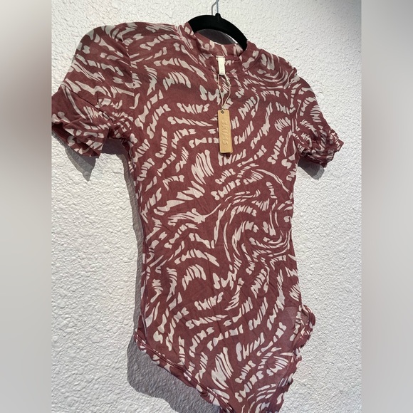 SKIMS Raspberry Swirl Summer Mesh T-Shirt Bodysuit NWT - Picture 4 of 6